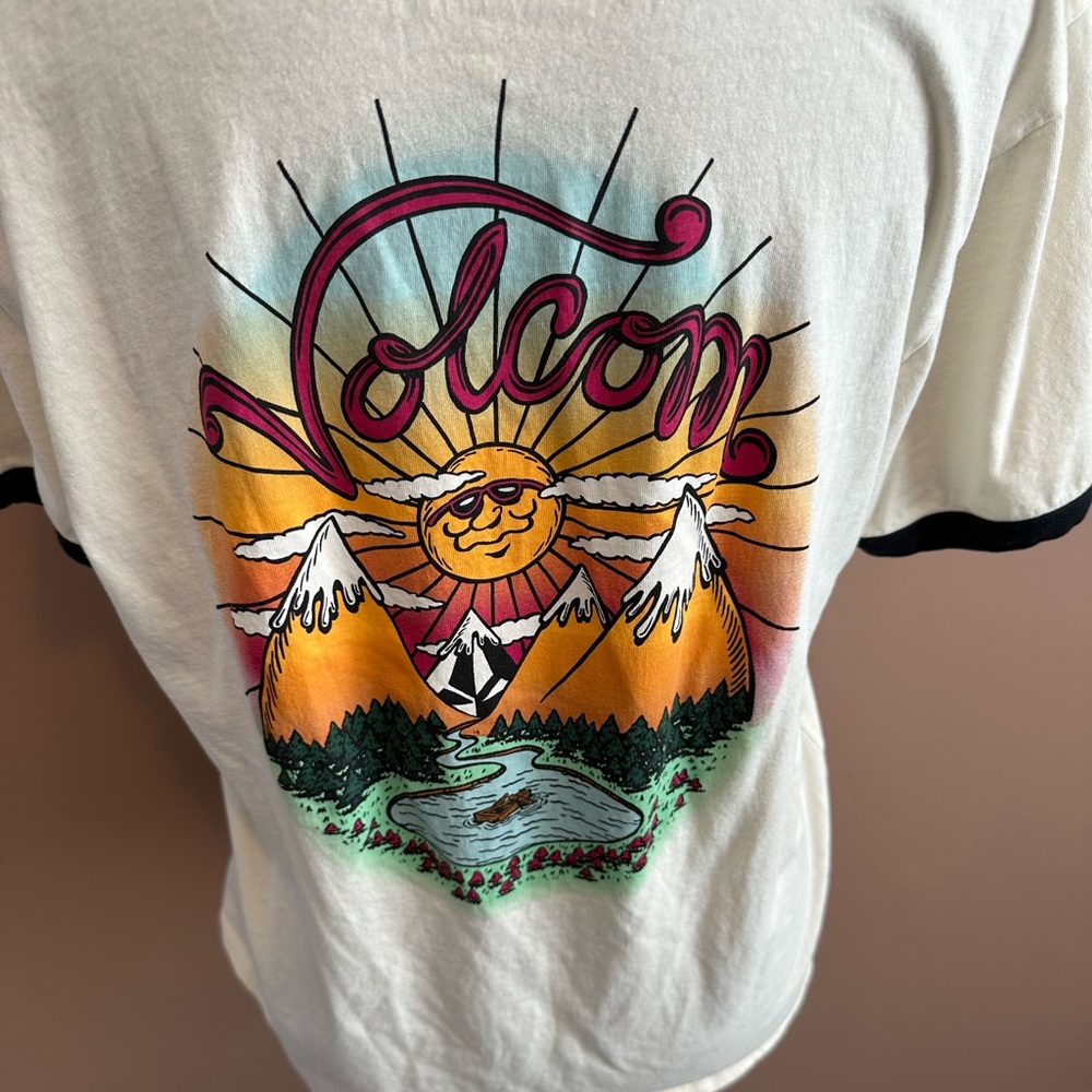 Volcom graphic tee. - Picture 2 of 6